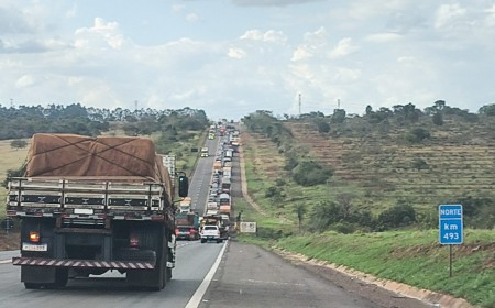 Engavetamento entre Scania e dois Jeep Compass trava o trânsito na BR-163 em Campo Grande