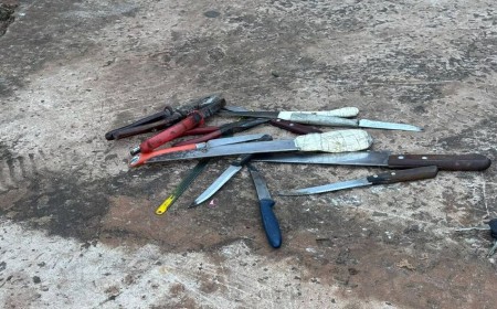 PM apreende facas e alicates com moradores de rua durante operação