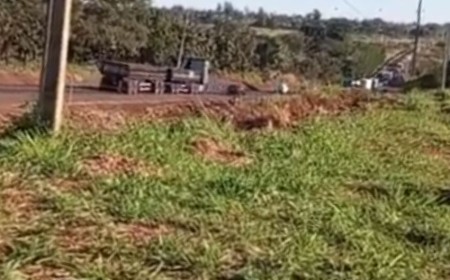 Acidente entre caminhão e moto deixa dois feridos graves na BR-163