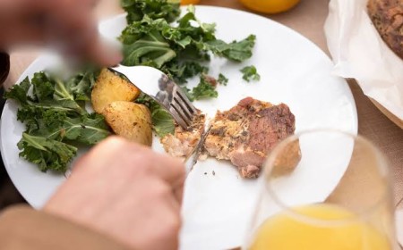 Idoso morre engasgado com carne durante almoço em Campo Grande