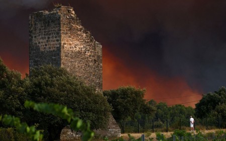 Chamas provocam evacuações em massa na França e Espanha