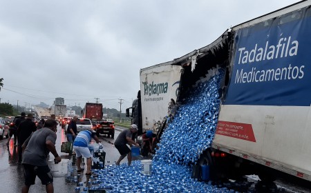Caminhão tomba e carga de tadalafila é saqueada