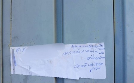 Moradora da Vila Carvalho afirma que cobrança em portão era destinada a ex-inquilina