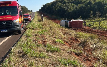Ambulância capota na MS-040 após pneu estourar em Ribas do Rio Pardo