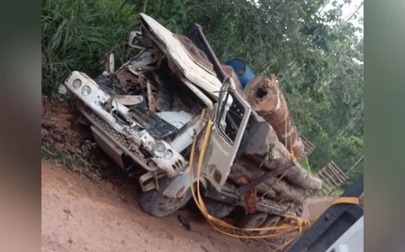 Uma pessoa morre e outra fica ferida vindo à óbito após ser atingida por um caminhão que estava manobrando de ré