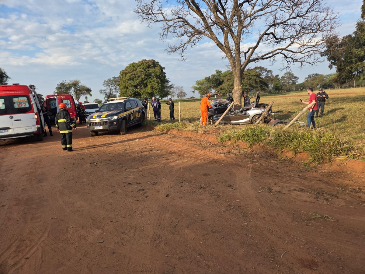 Homem fica gravemente ferido ao bater em árvore durante fuga da PRF com carga de droga em Três Lagoas