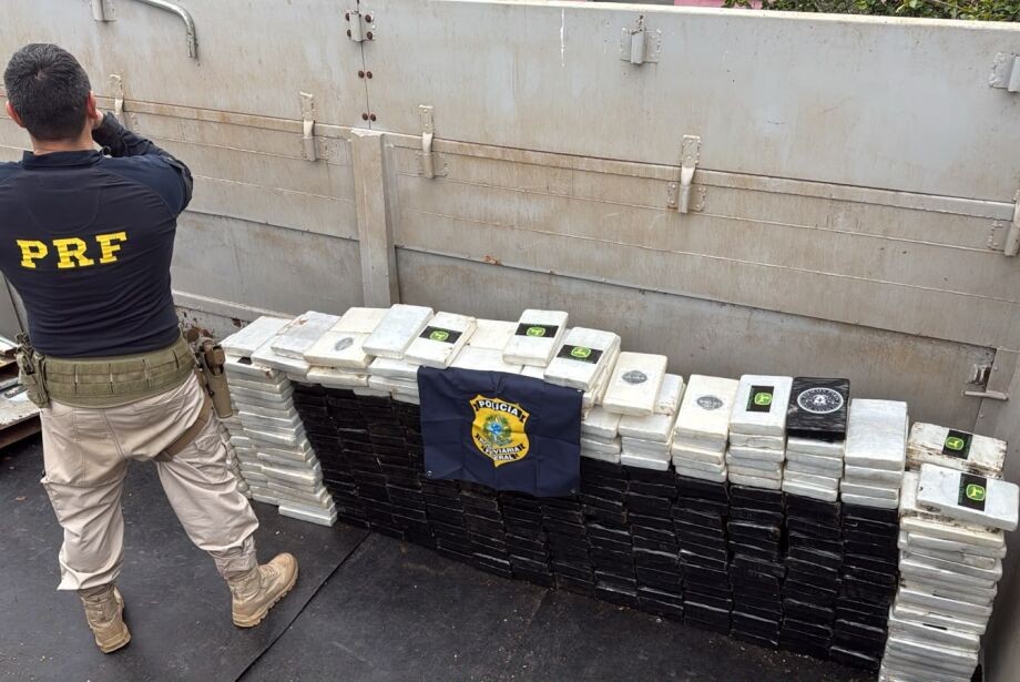 PRF apreende 420 kg de cocaína em carreta na fronteira de MS
