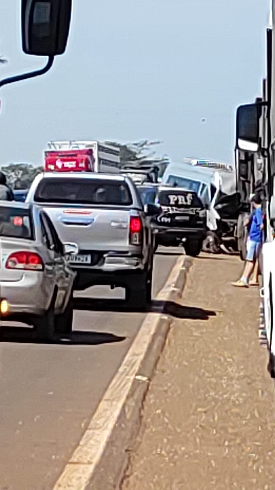 Van de transporte colide com caminhão parado e deixa feridos em Dourados