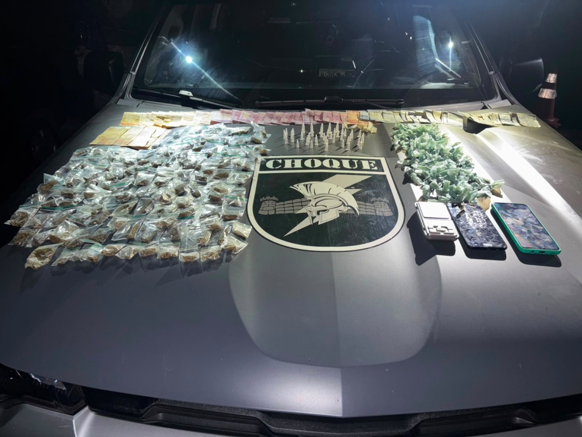 Homem de 25 anos com mandado por roubo é preso com cocaína e maconha no Parque do Lageado