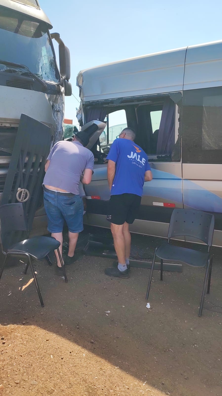 Van de transporte colide com caminhão parado e deixa feridos em Dourados