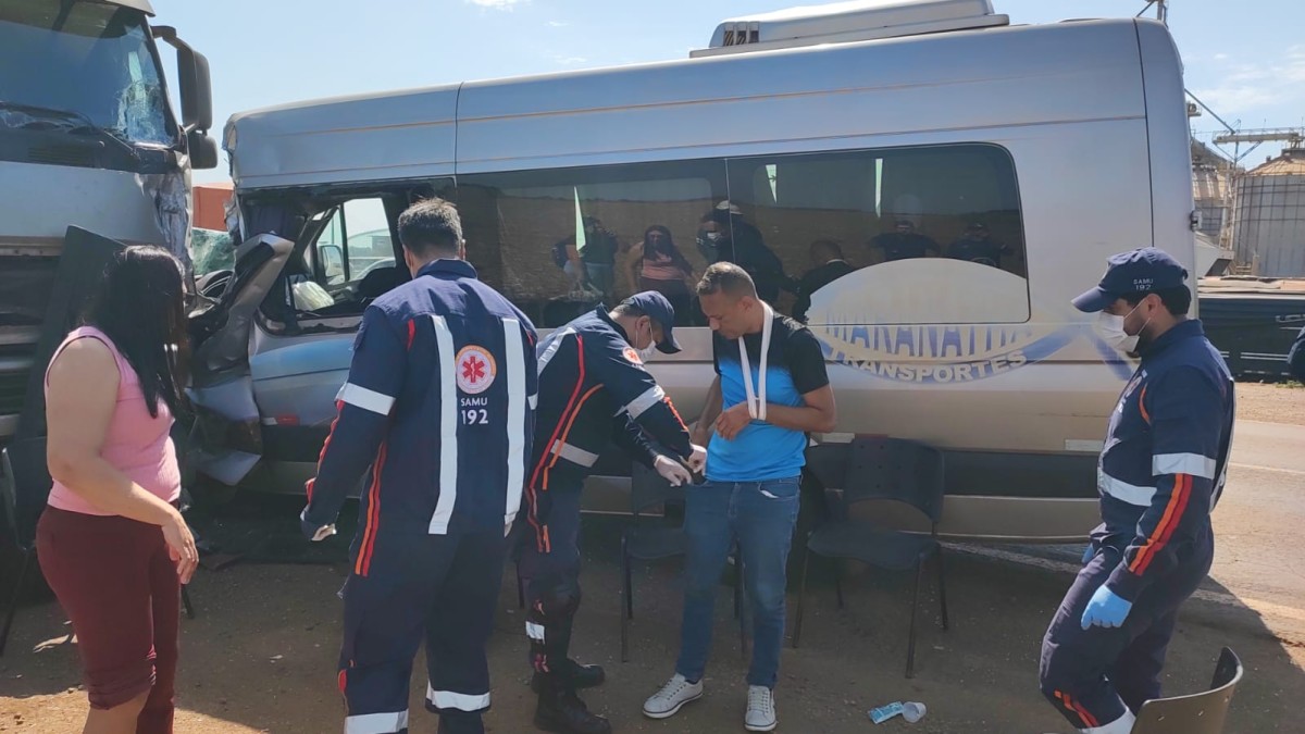 Van de transporte colide com caminhão parado e deixa feridos em Dourados