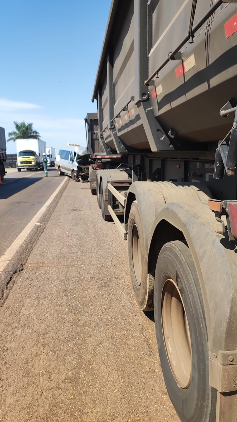 Van de transporte colide com caminhão parado e deixa feridos em Dourados