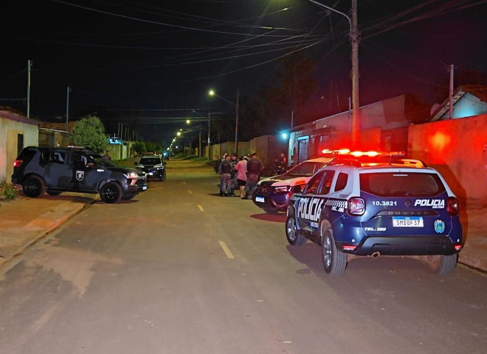 Homem morre após atacar policiais com faca durante ocorrência de violência doméstica na Capital