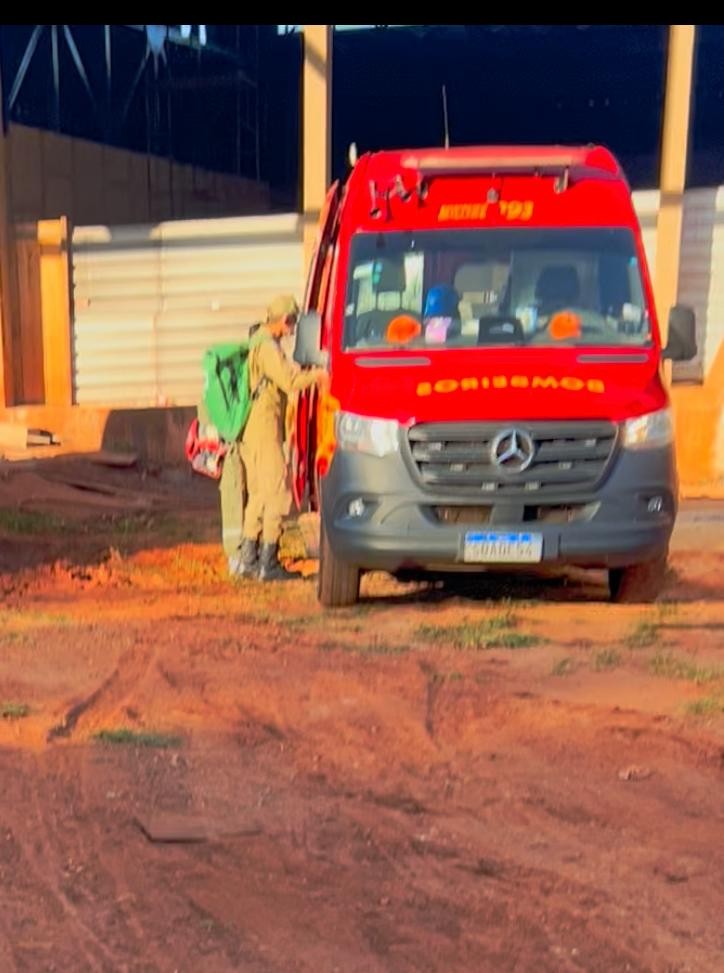 Pai e filho passam mal durante obra e bombeiros fazem resgate complexo a 15 metros de altura no Centro de Belas Artes
