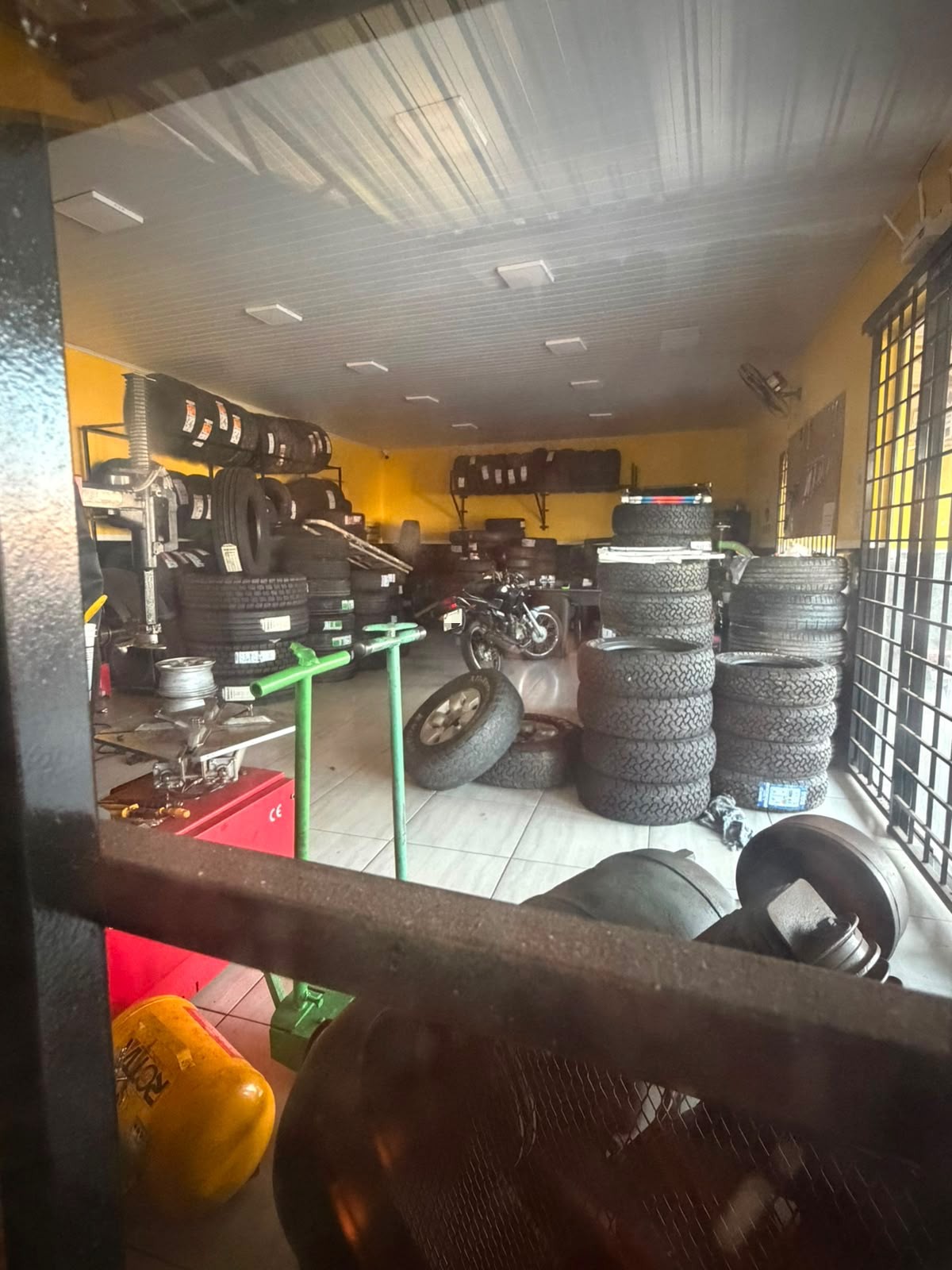 Operação Tyre Tread: PF combate contrabando de cigarros e apreende "bolas" de pneus em Campo Grande
