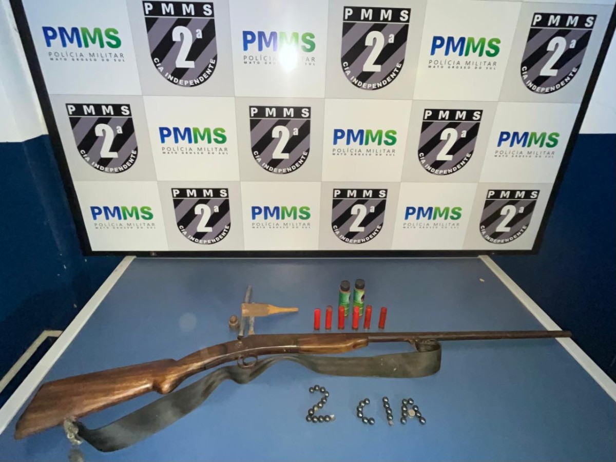 PM apreende espingarda e kit de recarga escondidos em telhado após violência doméstica em Caarapó