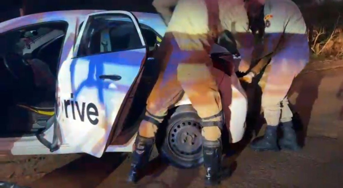 Motorista perde o controle ao desviar de buraco e bate carro em poste no Bairro Guanandi