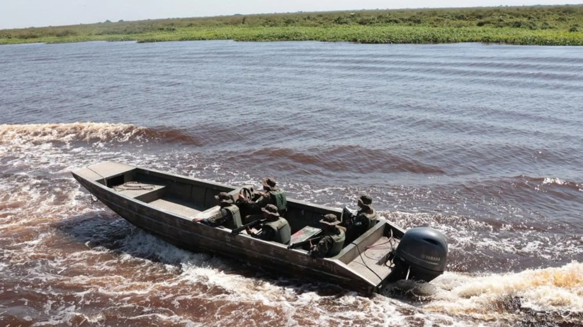 Exército usa blindados para fechar o cerco ao crime em MS