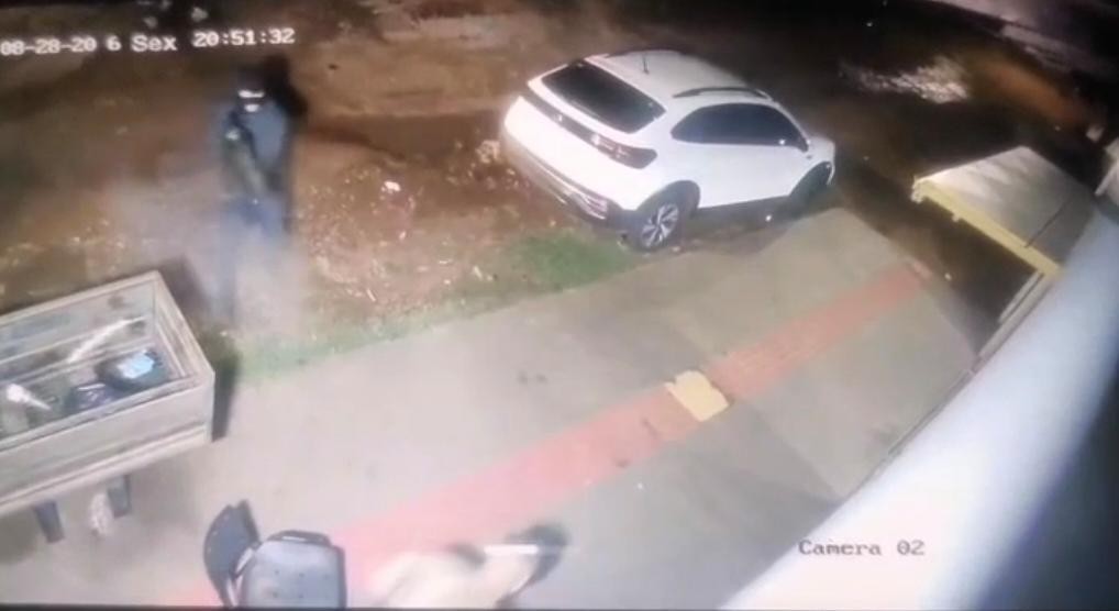 Empresário de 35 anos é morto a tiros de fuzil em frente a barbearia em Campo Grande