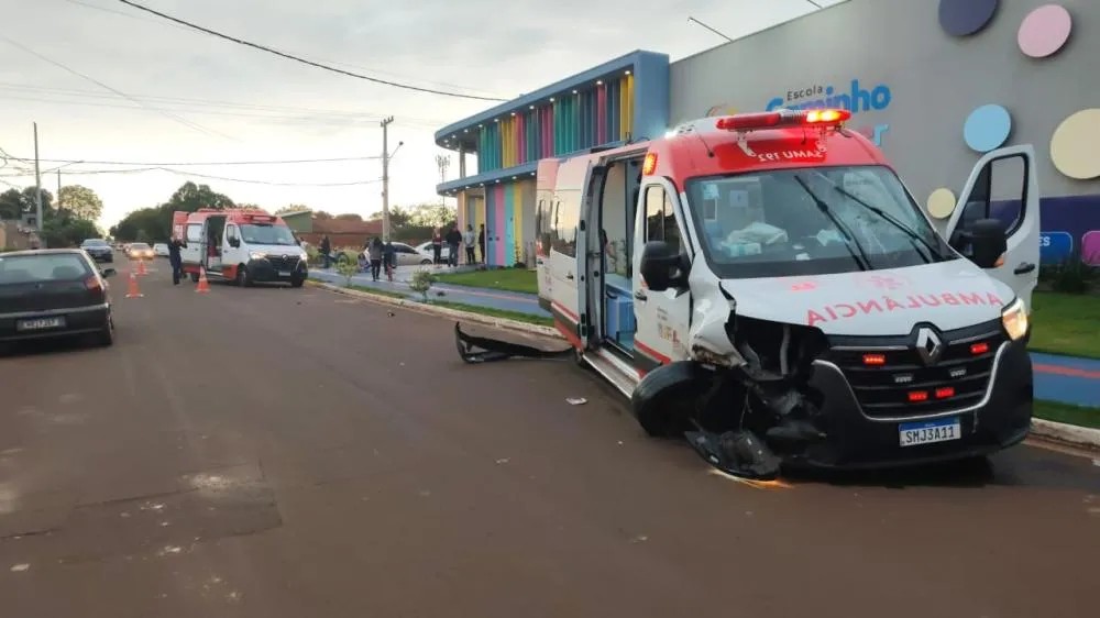 Ambulância do Samu colide com carro e deixa motorista e quatro crianças feridas em Dourados