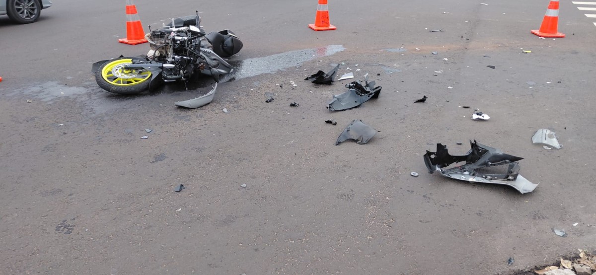 Jovem motociclista fica em estado grave após colisão com carro na Avenida Mato Grosso