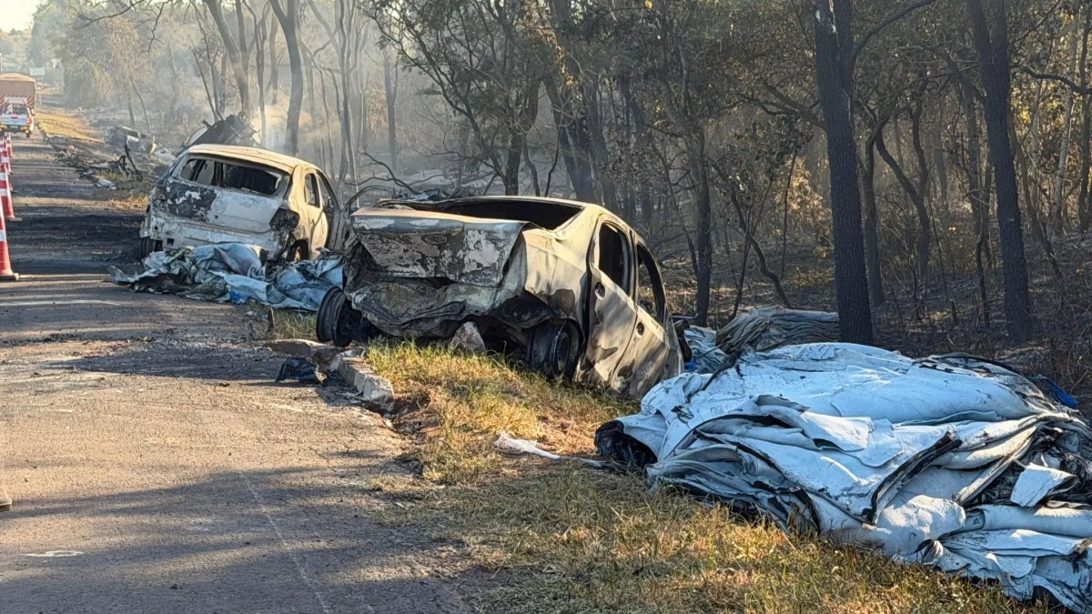 Cenário de destruição após acidente que deixou quatro mortos na BR-163