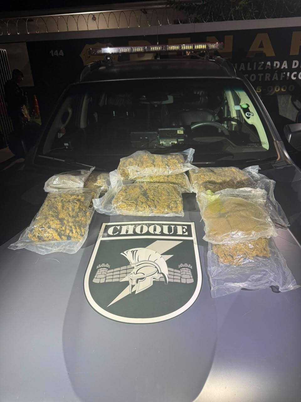 Homem de 25 anos com mandado por roubo é preso com cocaína e maconha no Parque do Lageado