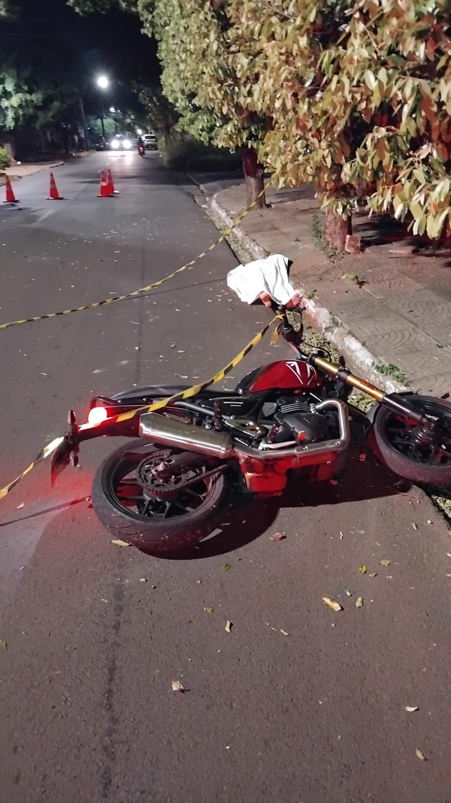 MOTOCICLISTA MORRE APÓS PERDER O CONTROLE E COLIDIR CONTRA ÁRVORE NA RUA SANTANA