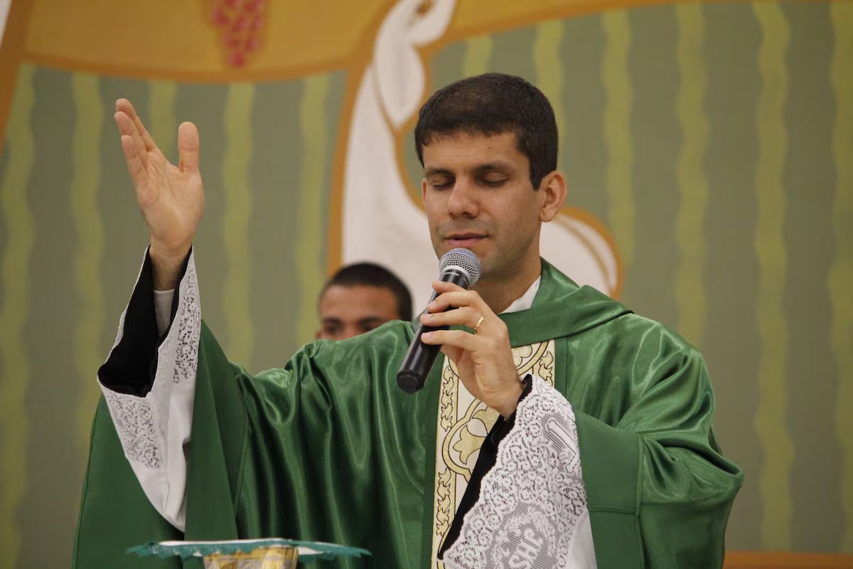 Padre de SP é excomungado após aderir a grupo tradicionalista