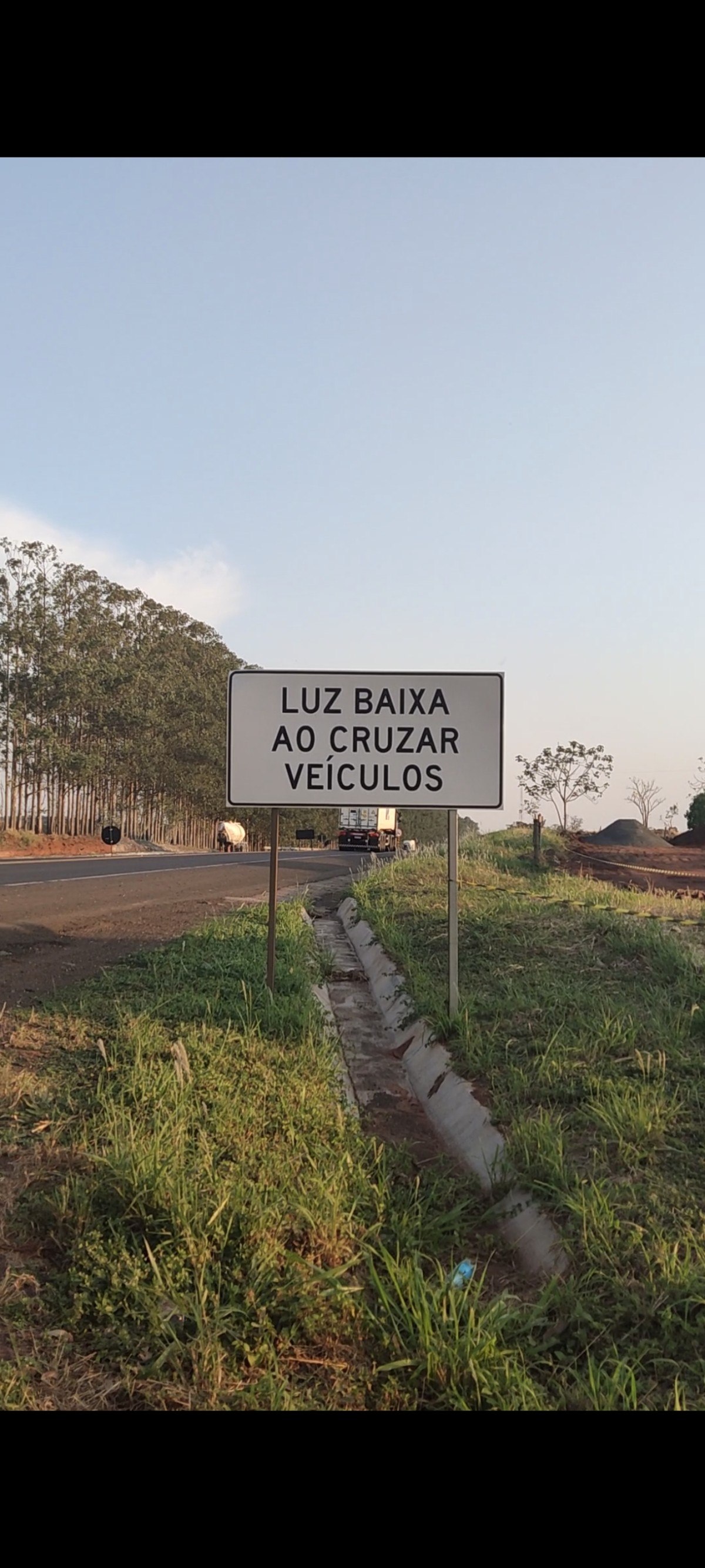 Trabalhador morre após cair em caminhão de asfalto na BR-163, em Jaraguari (MS)