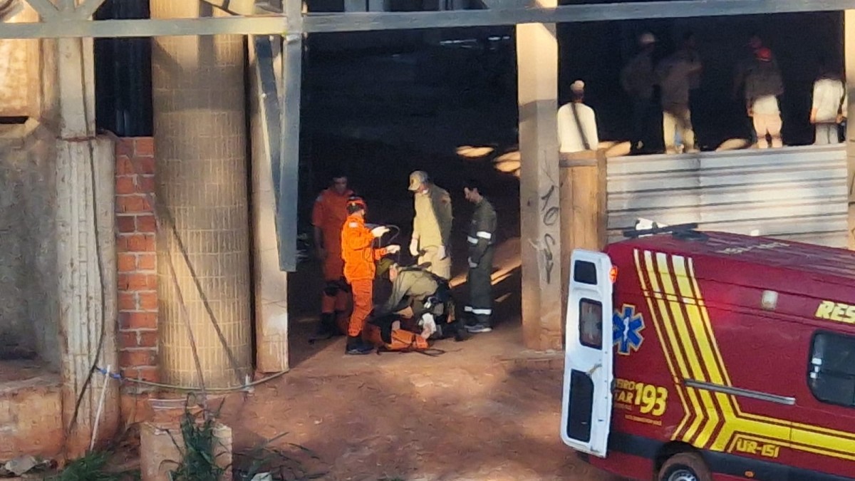 Pai e filho passam mal durante obra e bombeiros fazem resgate complexo a 15 metros de altura no Centro de Belas Artes