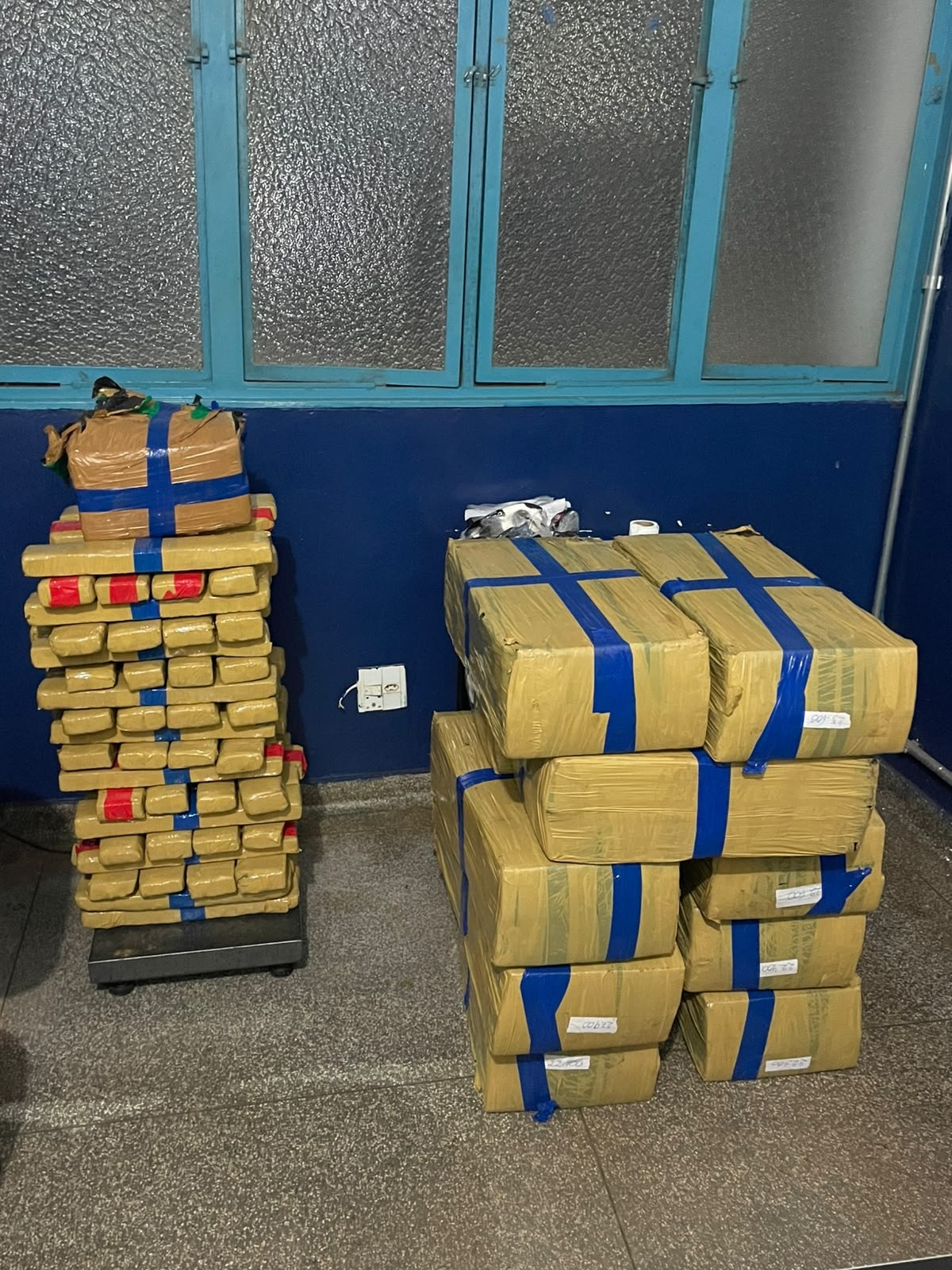 Polícia Militar apreende mais de 330 kg de maconha no Centro de Ponta Porã após motorista furar sinal vermelho