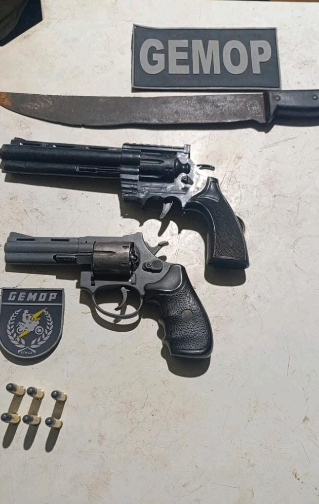 Guarda Civil Metropolitana apreende arma e simulacro após dupla tentar fugir de abordagem no Santa Emília