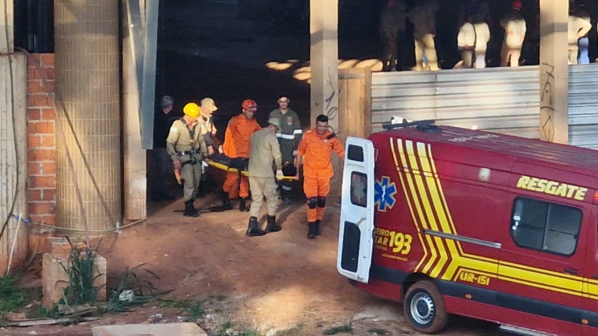 Pai e filho passam mal durante obra e bombeiros fazem resgate complexo a 15 metros de altura no Centro de Belas Artes
