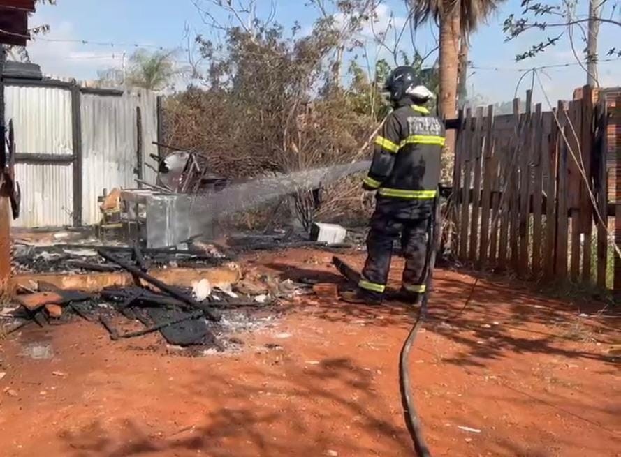 Briga por causa de crianças termina com barraco incendiado no Jardim Noroeste
