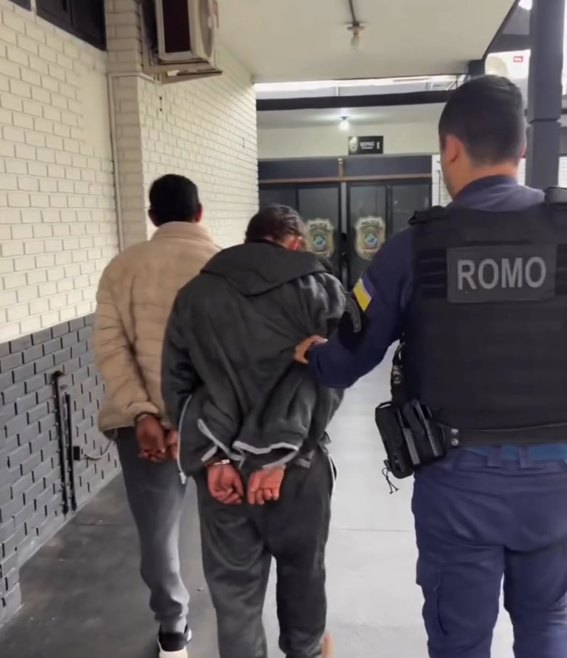 Patrulhamento da Guarda Municipal termina com dois foragidos presos e arma apreendida em Dourados