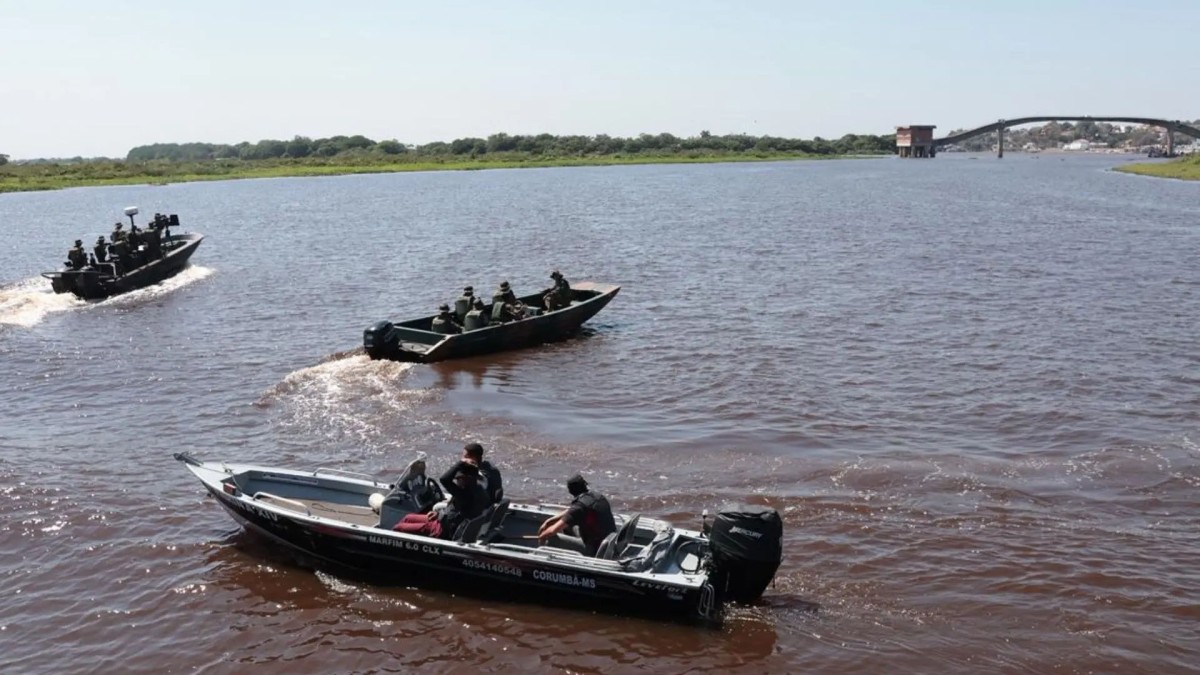 Exército usa blindados para fechar o cerco ao crime em MS
