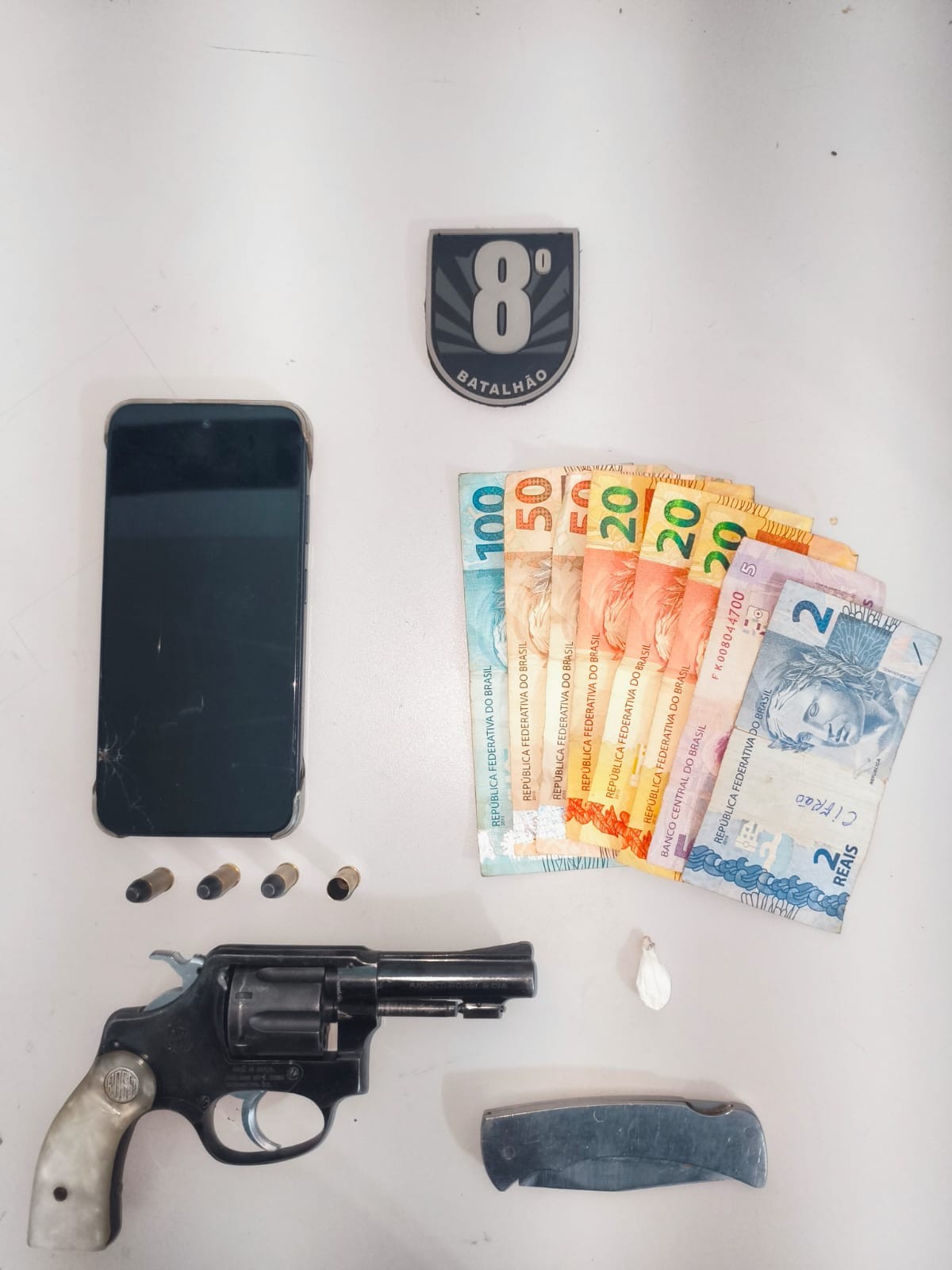 Polícia apreende revólver e cocaína em Angélica