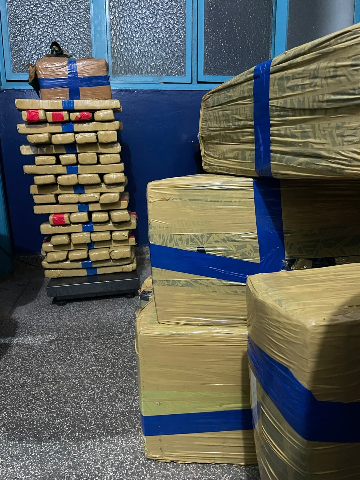 Polícia Militar apreende mais de 330 kg de maconha no Centro de Ponta Porã após motorista furar sinal vermelho
