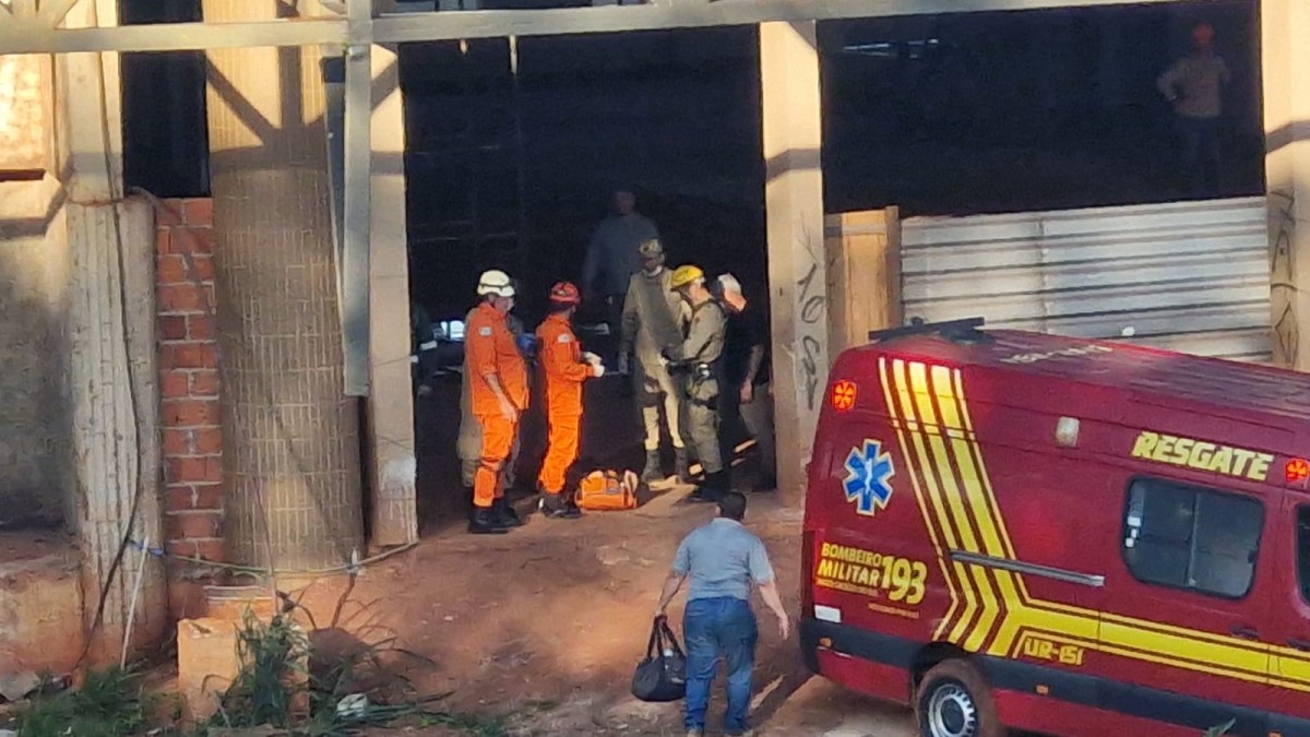 Pai e filho passam mal durante obra e bombeiros fazem resgate complexo a 15 metros de altura no Centro de Belas Artes