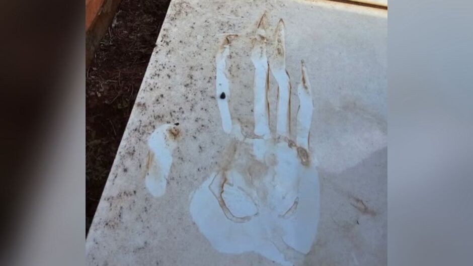 Pegada gigante em túmulo provoca mistério em Rio Brilhante