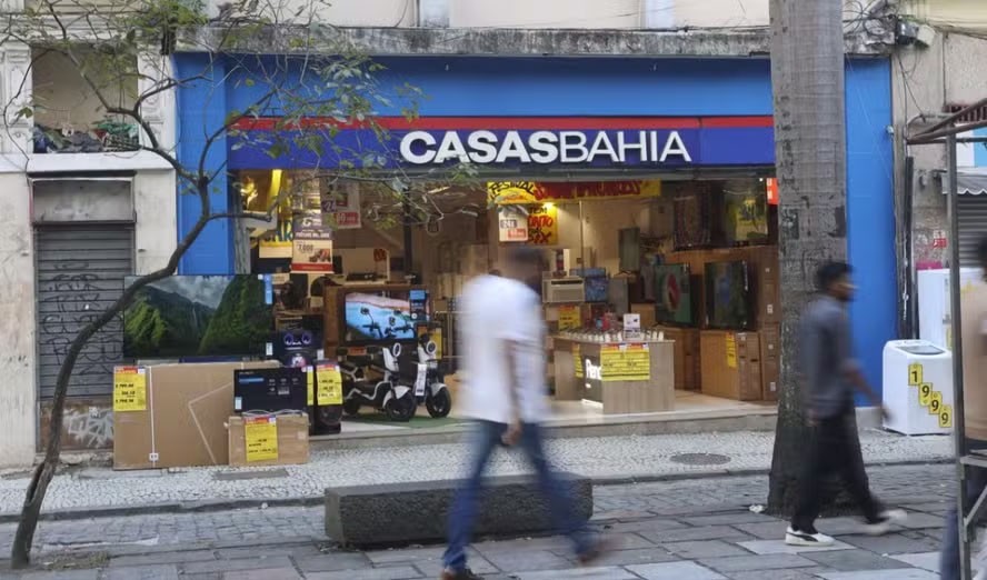Justiça suspende demissões da Casas Bahia e determina reintegração de trabalhadores