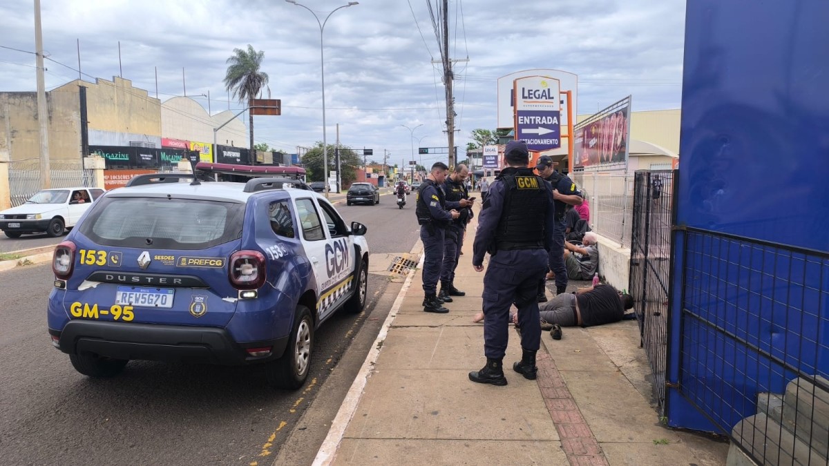 Homem é agredido a pauladas na cabeça em via pública na capital 