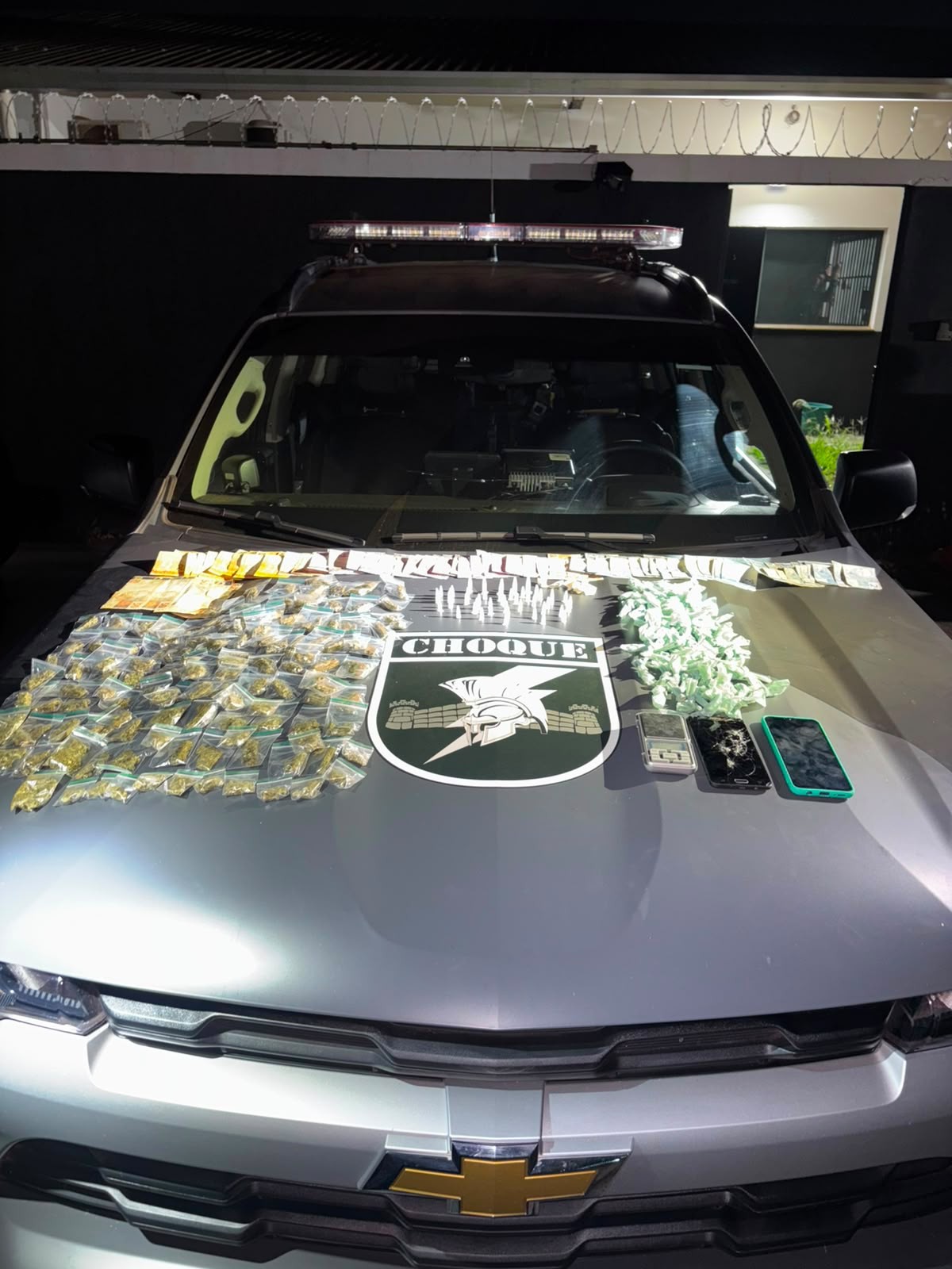 Homem de 25 anos com mandado por roubo é preso com cocaína e maconha no Parque do Lageado
