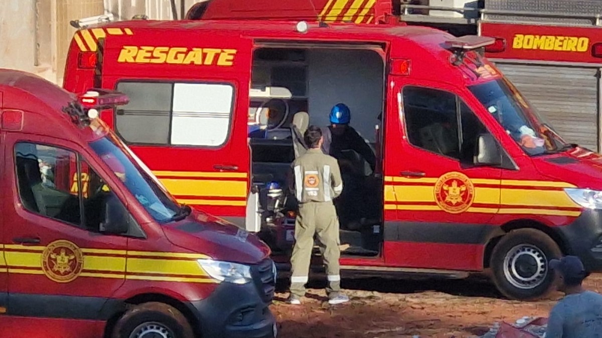 Pai e filho passam mal durante obra e bombeiros fazem resgate complexo a 15 metros de altura no Centro de Belas Artes