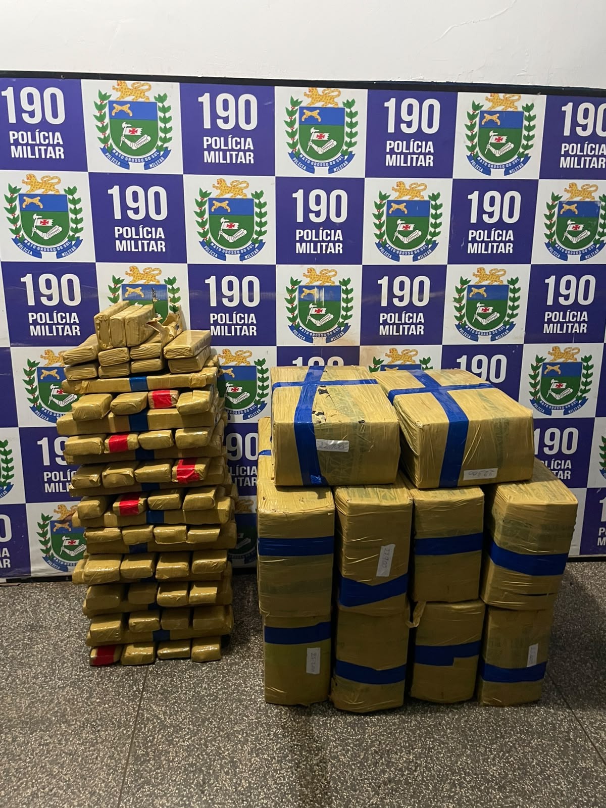 Polícia Militar apreende mais de 330 kg de maconha no Centro de Ponta Porã após motorista furar sinal vermelho
