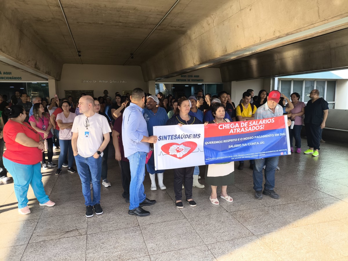Trabalhadores da Santa Casa de Campo Grande protestam no saguão do hospital contra atraso salarial