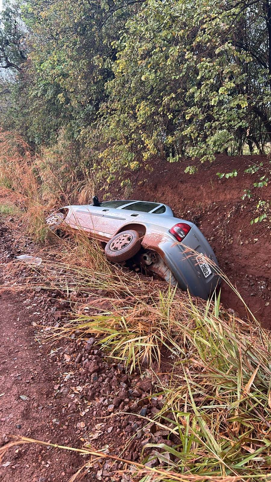 Motorista fica desorientada após carro capotar na MS-355 em Terenos