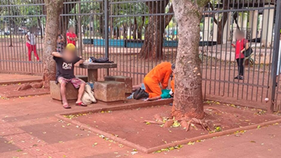 Morador de rua morre após ingerir etanol na Praça Ary Coelho, em Campo Grande