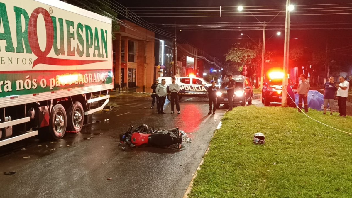 Jovem de 19 anos morre ao bater motocicleta na traseira de caminhão em Dourados